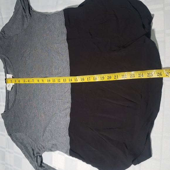 Two by Vince Camuto grey and Black top in large - Picture 7 of 7